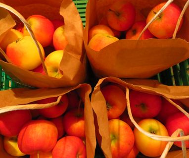 Ferdig plukkede epler, plommer og pærer